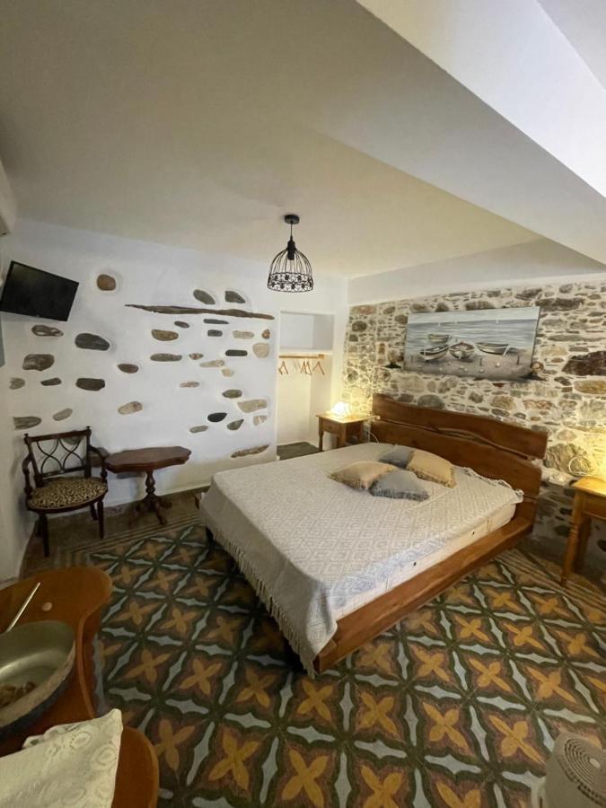 ホテル Burgos Barrio Naxos City エクステリア 写真