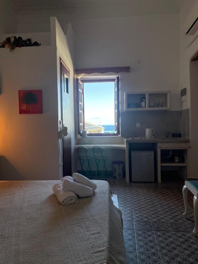 ホテル Burgos Barrio Naxos City エクステリア 写真