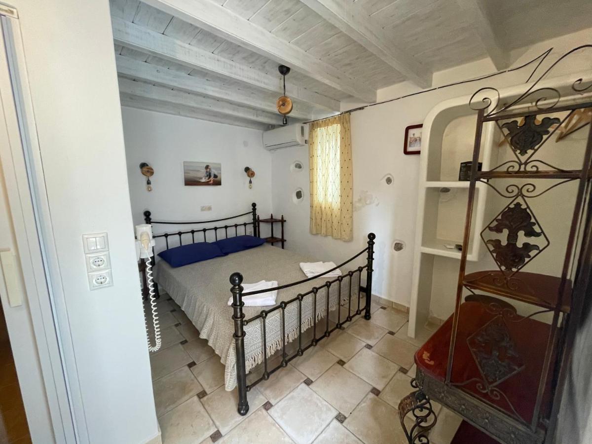 ホテル Burgos Barrio Naxos City エクステリア 写真