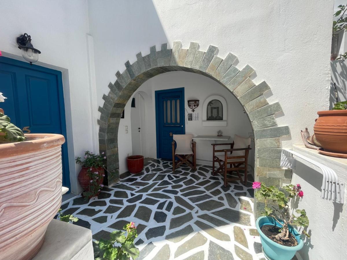 ホテル Burgos Barrio Naxos City エクステリア 写真